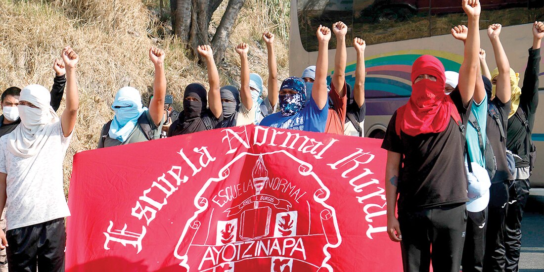 Normalistas de Ayotzinapa protestaron ayer en la Autopista del Sol.