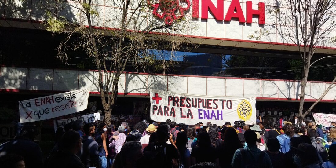 Comunidad de la ENAH en un mitin frente al edificio del INAH.