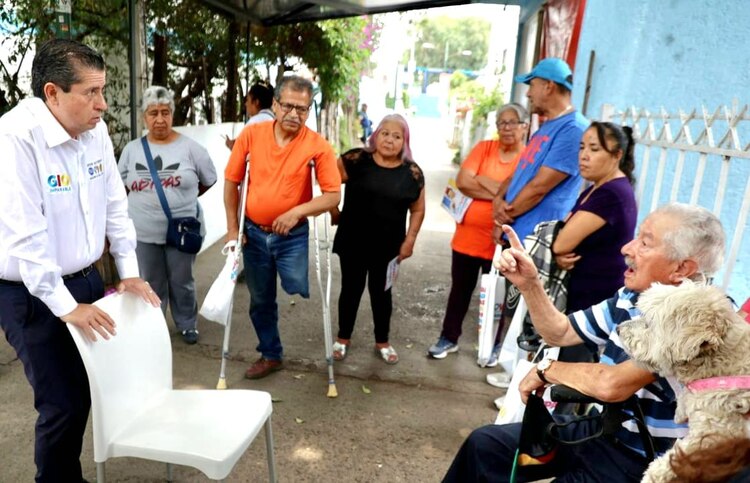 Giovani Gutiérrez recorre las colonias de Coyoacán.