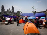 Docentes adheridos a la CNTE instalan un campamento en el Zócalo, ayer.
