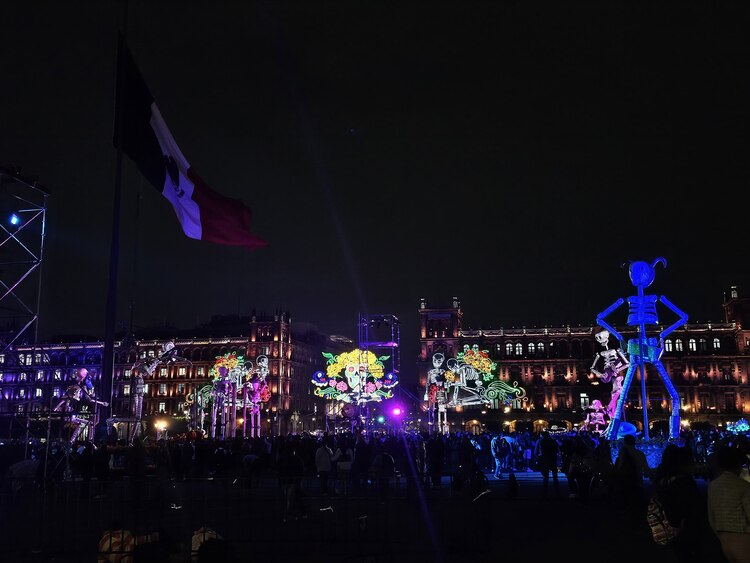 Así luce el alumbrado decorativo en el Zócalo de la CDMX.