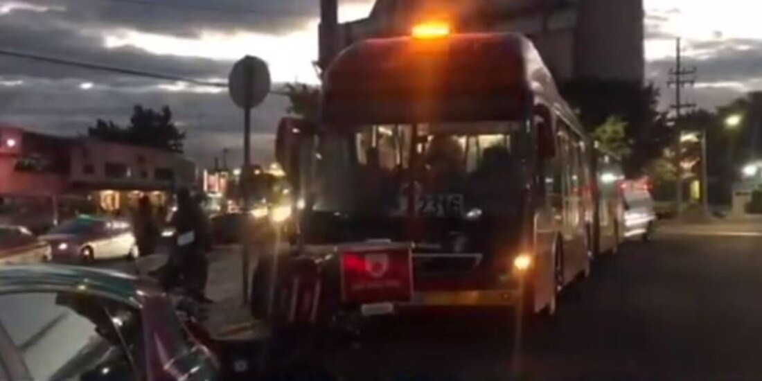 El choque de una unidad de Metrobús con un auto particular en el cruce de la avenida Javier Rojo Gómez con San Rafael Atlixco.