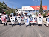 Familiares de los jóvenes desaparecidos marchan en Guerrero, el pasado 12 de diciembre.
