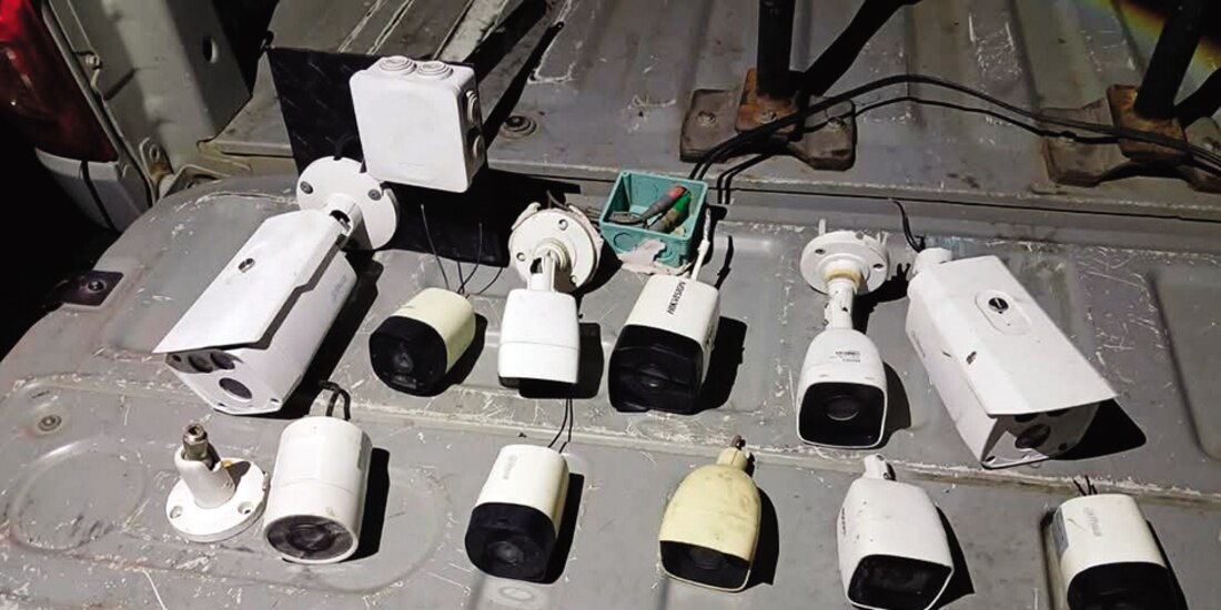 Algunos de los dispositivos que fueron desmantelados en calles de Acapulco, en imagen difundida por la Semar, ayer.