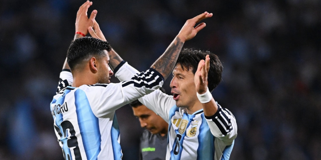 Lisandro Martínez y Cristian Romero celebran una de las anotaciones.