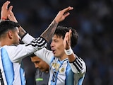 Lisandro Martínez y Cristian Romero celebran una de las anotaciones.