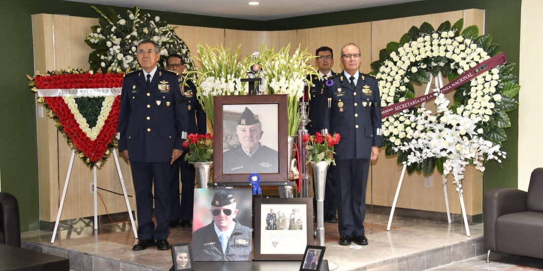 Ceremonia de honores fúnebres para el capitán Luis Guzmán Reveles.