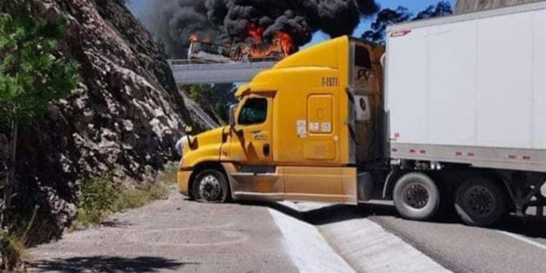 Un tráiler fue incendiado, presuntamente, por hombres armados sobre un puente cercano a la maxipista Mazatlán-Durango, la tarde de ayer.
