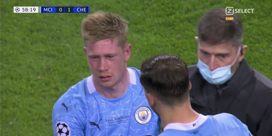 El belga Kevin de Bruyne al momento de abandonar la cancha tras un fuerte golpe en la cabeza en la final de la Champions League.