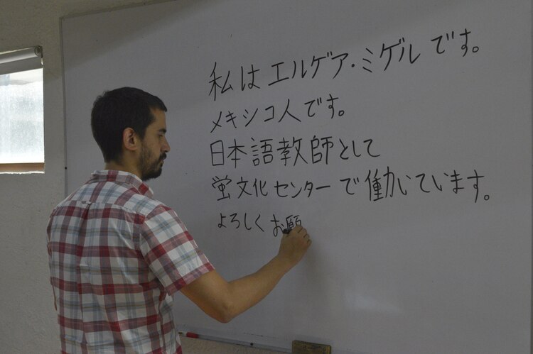 Miguel Elguea, durante una de sus clases.