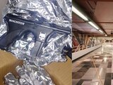 En la Línea 3 del Metro CDMX, dos hombres fueron detenidos por llevar seis subametralladoras, envueltas en aluminio y escondidas en una caja de cartón
