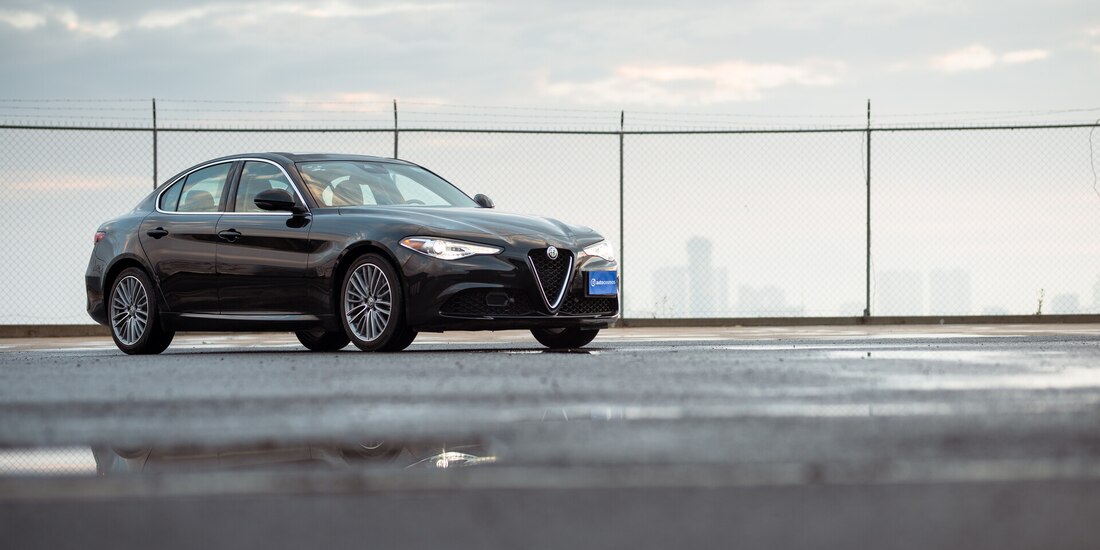 Rines de aleación de 18‘‘ con acabado satinado son de diseño clásico.