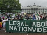 Manifestantes por el derecho al aborto gritan frente a la Casa Blanca.
