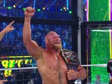 Brock Lesnar festeja su coronación en la WWE Elimination Chamber.