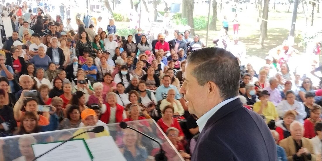 La alcaldía Coyoacán organizó una feria dedicada a las personas de la tercera edad, En la imagen, el alcalde de Coyoacán Giovani Gutiérrez