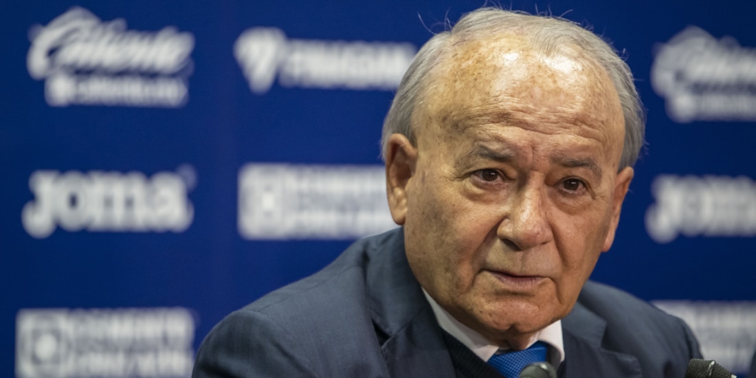 Billy Álvarez en una conferencia cuando era presidente de Cruz Azul.