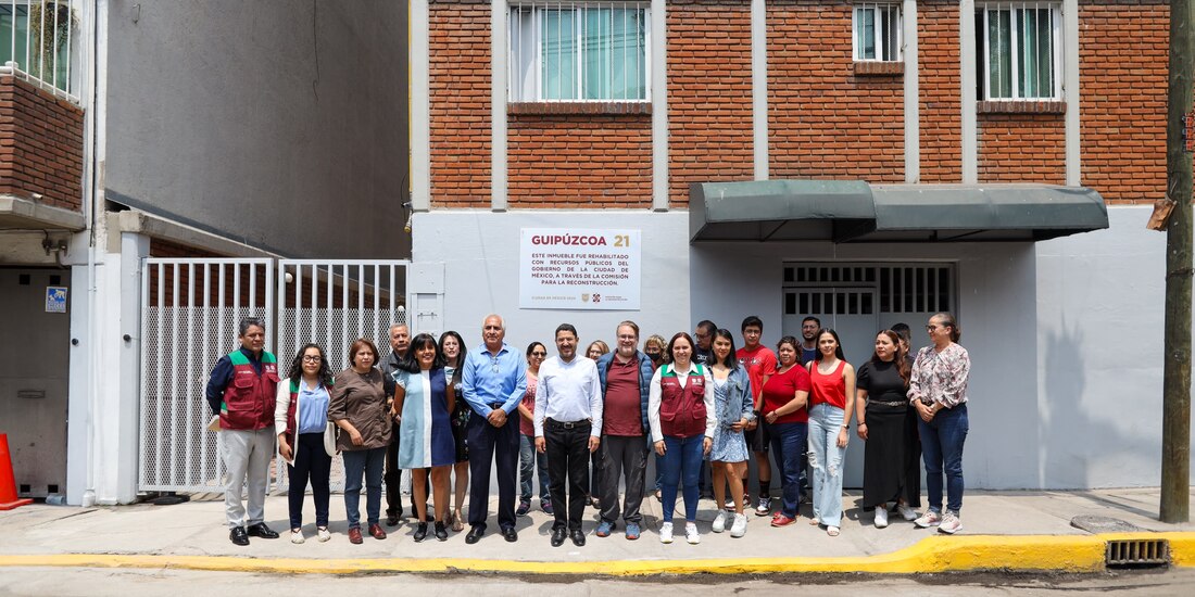 El Jefe de Gobierno con vecinos capitalinos.