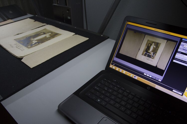 Imagen de archivo. Consulta de archivos históricos en la Hemeroteca Nacional