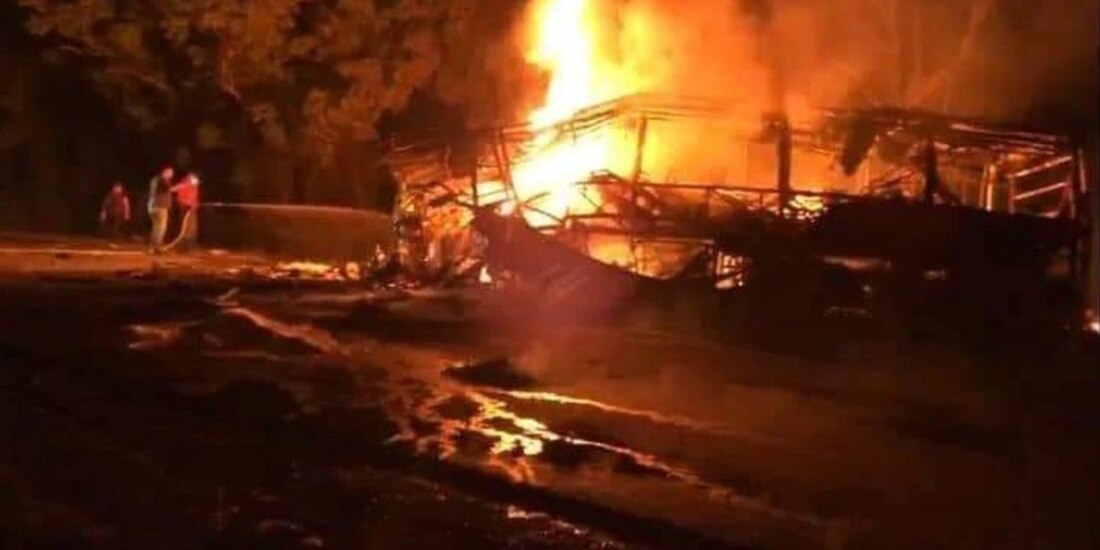 Un tráiler y un autobús chocaron el sábado; autoridades acudieron para realizar labores de rescate y levantamiento de escombros.