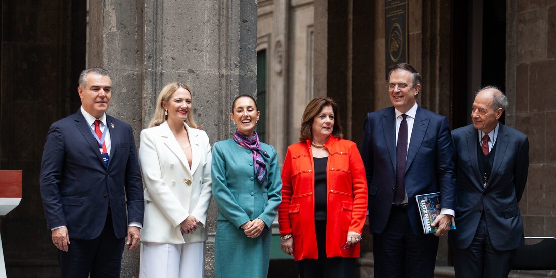 La Presidenta Claudia Sheinbaum Pardo en reunión con Marcelo Ebrard Casaubón, y los empresarios Francisco Alberto Cervantes, Guillermo Vogel, Sarah Bairstow y Suzanne Clark, ayer.