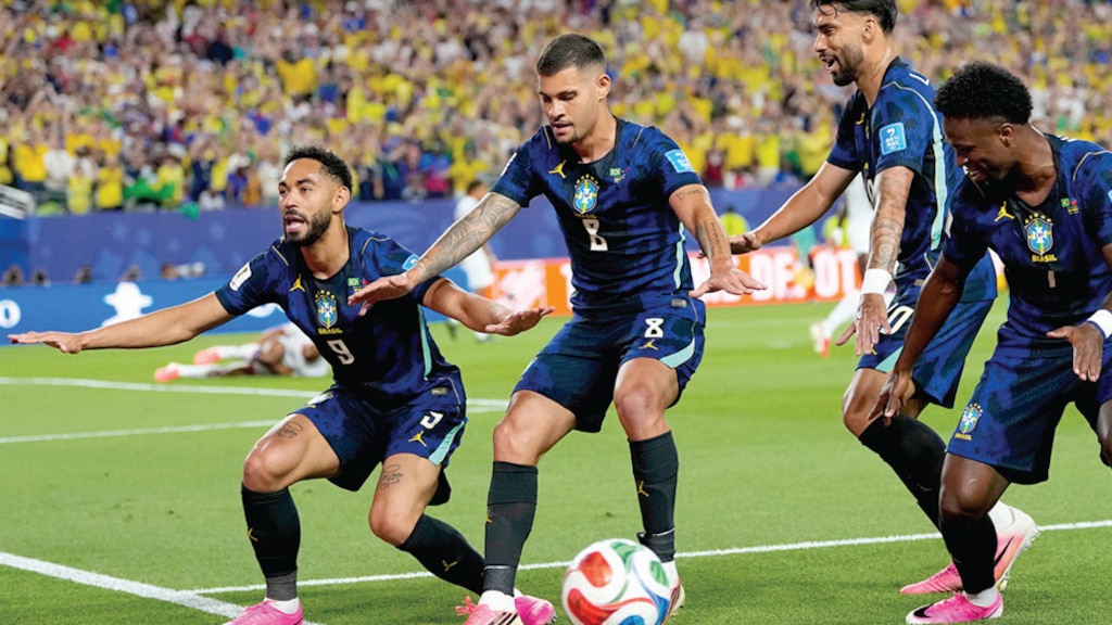 LOS SUDAMERICANOS celebran uno de sus goles, ayer.
