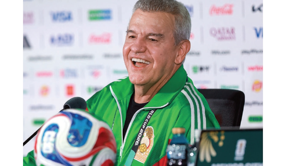 EL TIMONEL sonríe en conferencia de prensa en el Estadio Azteca, ayer.