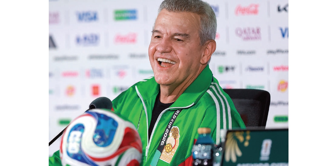 EL TIMONEL sonríe en conferencia de prensa en el Estadio Azteca, ayer.
