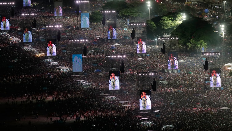 Fans abarrotan la playa Copacabana durante el concierto de Shakira, el sábado 2 de mayo
