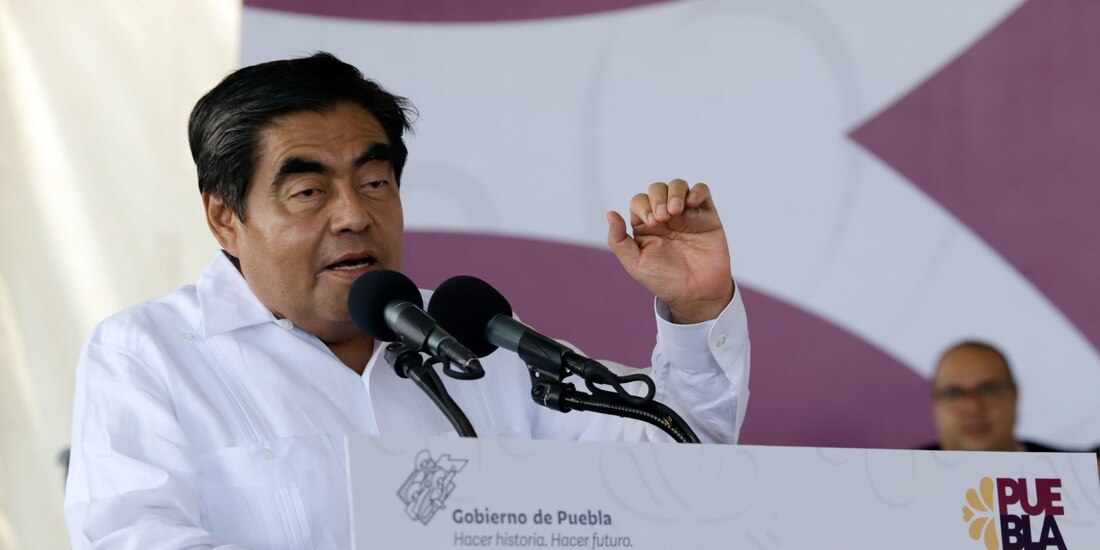 Miguel Barbosa Huerta durante la ceremonia de inicio de la temporada del tradicional Mole de Caderas en Tehuacán, Puebla.