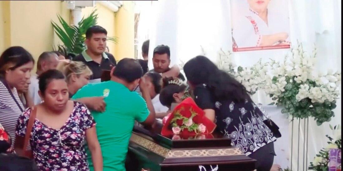 Familiares y amigos velan ayer el cuerpo de Yesenia Lara Gutiérrez, candidata de Morena a la Presidencia Municipal de Texistepec, quien fue asesinada a balazos el pasado domingo.