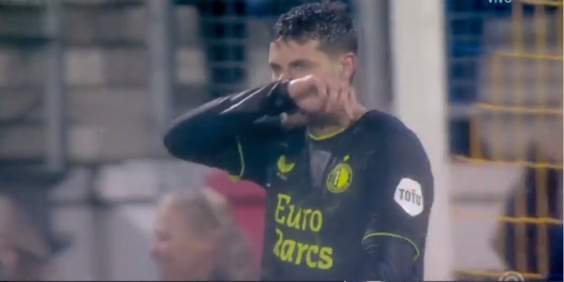 Santiago Giménez se lamenta tras su penalti fallado en el duelo entre Feyenoord y Waalwijk.