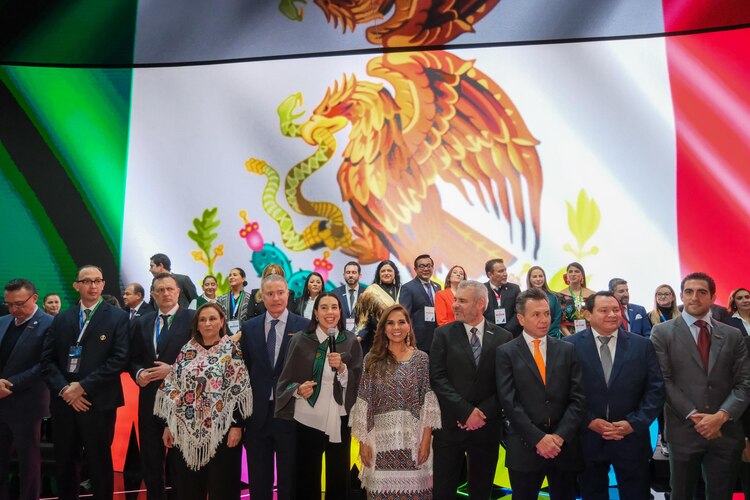 La delegación mexicana, encabezada por la secretaria de Turismo, Josefina Rodríguez, en el corte de listón del pabellón de México en Fitur, en Madrid, España.