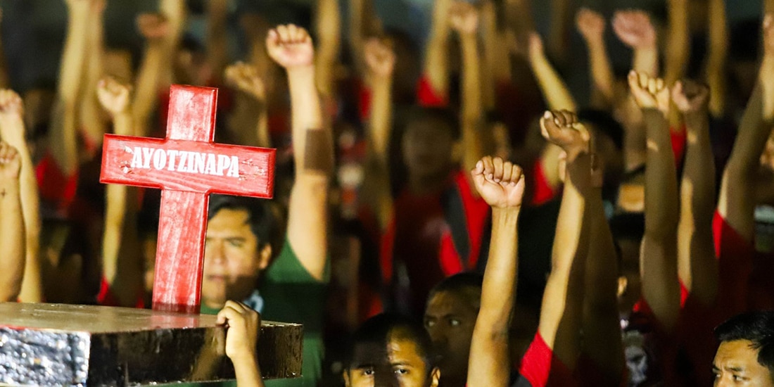 A 12 años de la desaparición de los 43 estudiantes de la Escuela Normal Rural “Raúl Isidro Burgos” de Ayotzinapa, familiares, estudiantes y organizaciones sociales participaron en una marcha del Ángel de la Independencia al Zócalo de la Ciudad de México para exigir justicia y conocer el paradero de los jóvenes