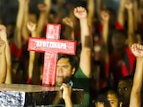 A 12 años de la desaparición de los 43 estudiantes de la Escuela Normal Rural “Raúl Isidro Burgos” de Ayotzinapa, familiares, estudiantes y organizaciones sociales participaron en una marcha del Ángel de la Independencia al Zócalo de la Ciudad de México para exigir justicia y conocer el paradero de los jóvenes