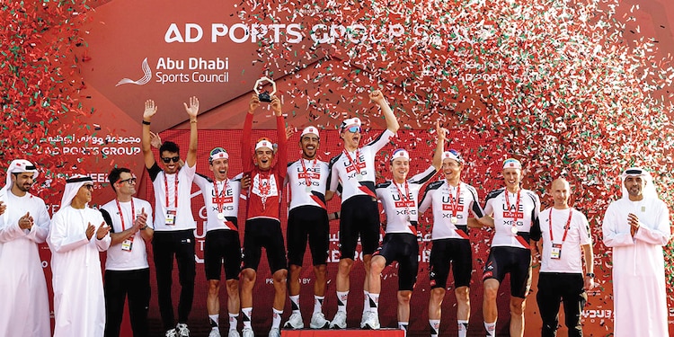 El ciclista celebra con su equipo el triunfo de ayer