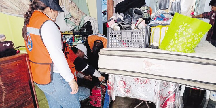 Personal de Protección Civil supervisa los daños en hogares de Tláhuac, ayer.