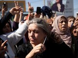 Una mujer se corta el cabello durante una protesta por la muerte de la kurda Mahsa Amini, de 22 años, en Irán, en la ciudad de Qamishli, en el noreste de Siria, controlada por los kurdos.