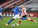 Yves Bissoumay Ben Osborn durante el partido entre Brighton y Sheffield United en la Jornada 33 de la Premier League.