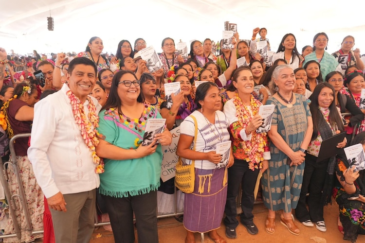 Sheinbaum presentó la Cartilla de Derechos de las Mujeres traducida a 67 lenguas indígenas.