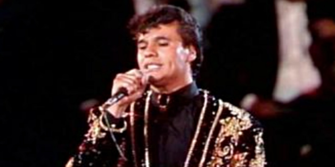 ¿Cuánto costó el traje negro y dorado que usó Juan Gabriel en Bellas Artes?