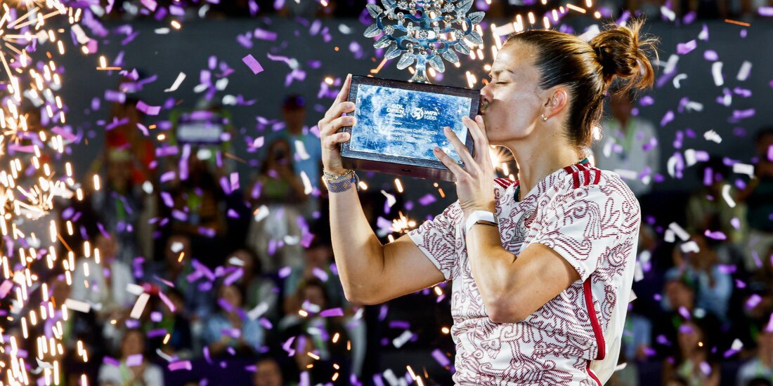 Maria Sakkari besa el trofeo que la acredita como campeona del WTA Guadalajara Open AKRON 2023.