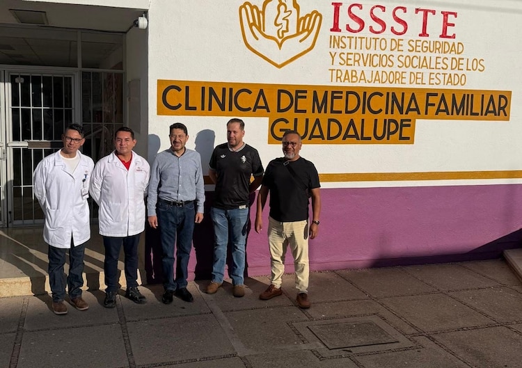 Martí Batres dialogó con personal de salud y derechohabientes durante su gira de trabajo por unidades médicas de Zacatecas.