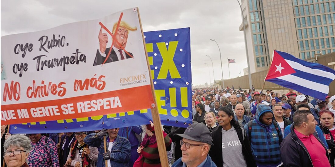 Personas con una pancarta contra Donald Trump marchan frente a la embajada de Estados Unidos, en La Habana, Cuba, el pasado 16 de enero.