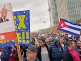 Personas con una pancarta contra Donald Trump marchan frente a la embajada de Estados Unidos, en La Habana, Cuba, el pasado 16 de enero.