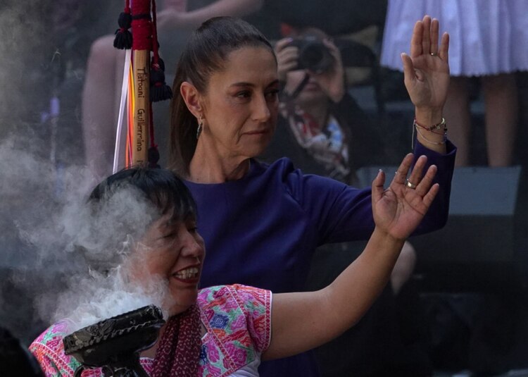 Claudia Sheinbaum, presidenta de México, encabezo la ceremonia conmemorativa del Día Internacional de las Mujeres. Año de la Mujer Indígena, Entrada en Palacio Nacional.