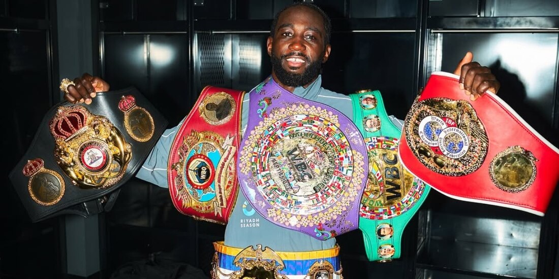 Terence Crawford posa con los cinturones del Canelo Álvarez
