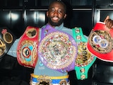 Terence Crawford posa con los cinturones del Canelo Álvarez