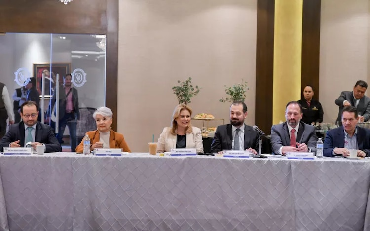 La gobernadora de Chihuahua sostuvo una mesa de trabajo con empresarios de Ciudad Juárez para fortalecer el empleo y la capacitación.