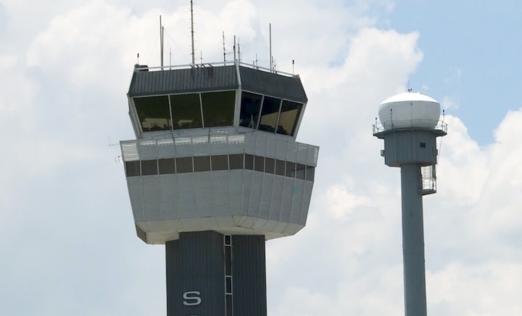 Controladores de tránsito aéreo vigilan de manera continua las operaciones aéreas nacionales.