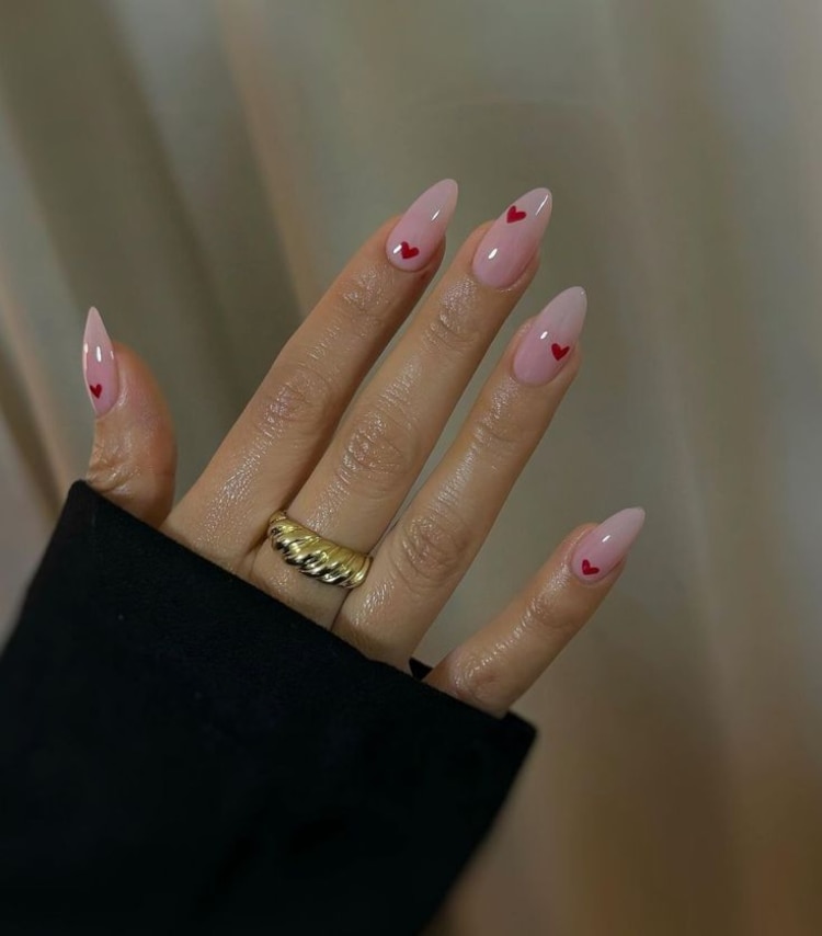 Diseños de uñas para San Valentín 2025.